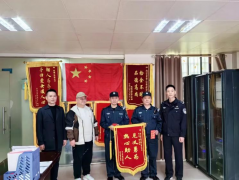 領(lǐng)威保安員李興萍、歐陽開福“見義勇為”獲榮